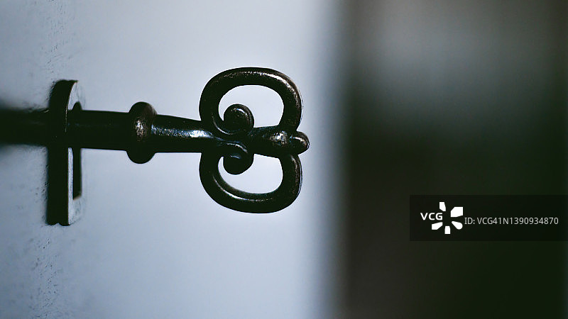 钥匙孔中的复古钥匙图片素材