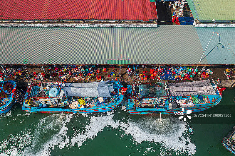 渔船捕鱼归来卸货图片素材