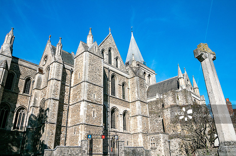 英格兰肯特郡梅德韦的罗切斯特大教堂和战争纪念碑图片素材