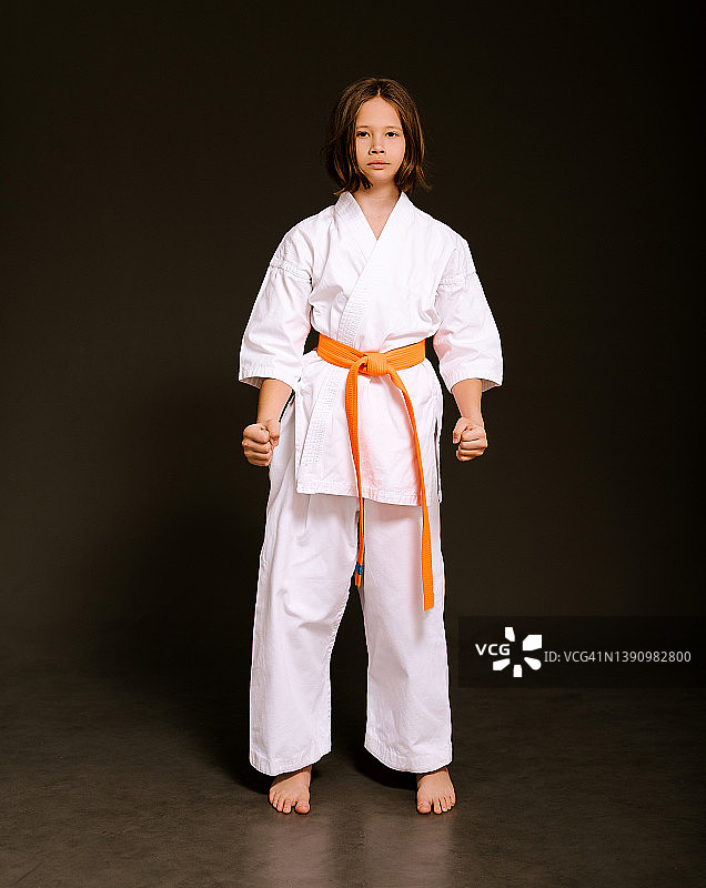 10岁女孩进行空手道训练，练习回旋踢图片素材