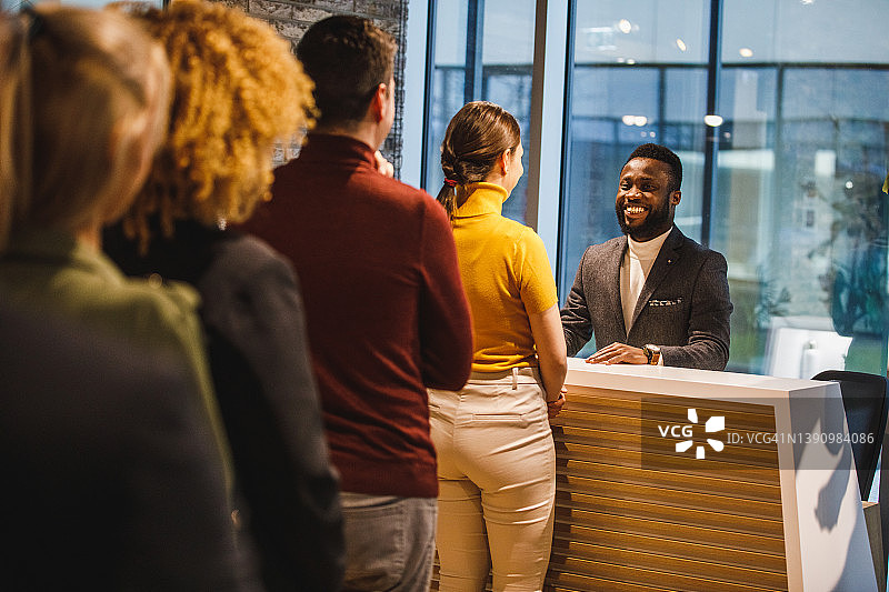 一群人在办公室前台排队图片素材