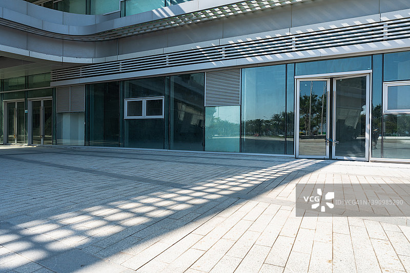 建筑空间内部分空置的大理石地板图片素材