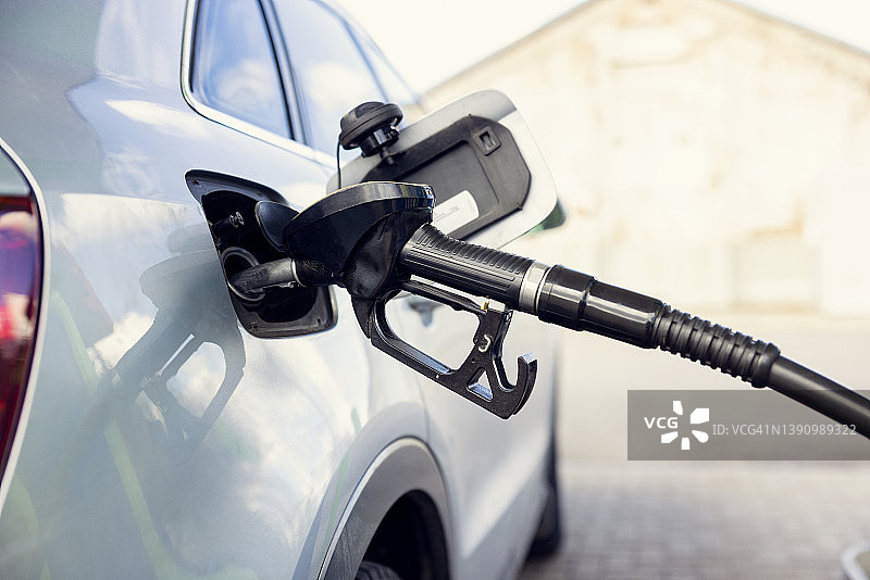 汽车油箱中的汽油泵喷嘴图片素材