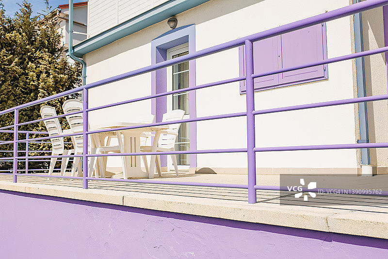 带露台的复古风格房屋图片素材