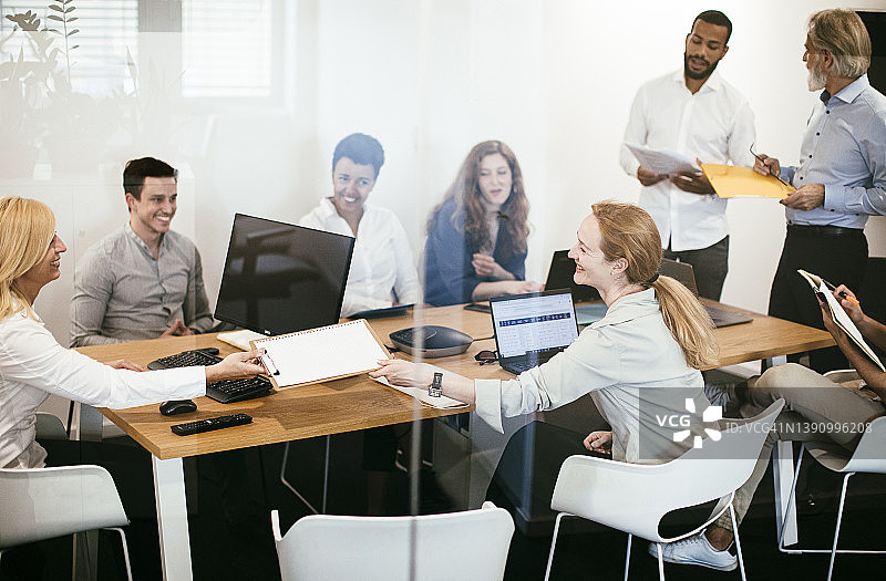 商务人士正在开会图片素材