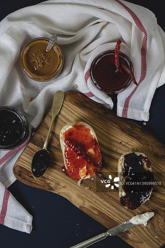 草莓果酱和覆盆子果酱吐司图片素材