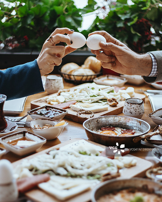 碰鸡蛋，两人进行碰鸡蛋比赛，通过撞击对方来敲碎鸡蛋，吃鸡蛋当早餐图片素材