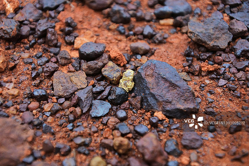 在西澳大利亚内陆的石头中发现的一块大金块图片素材