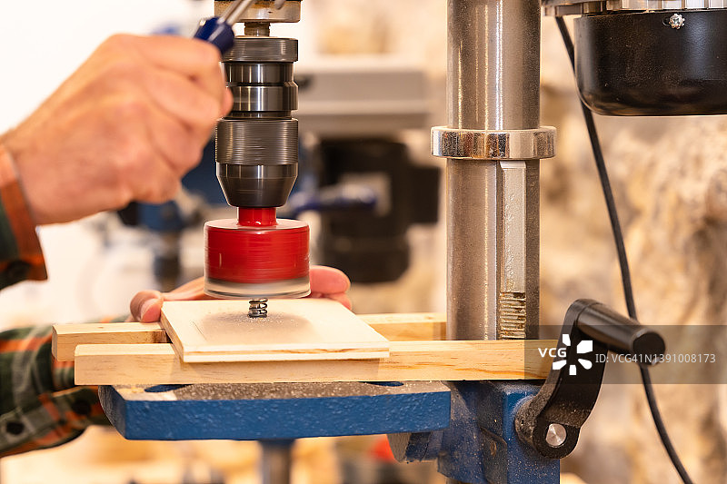 白人木匠在车间使用车床切割木材图片素材