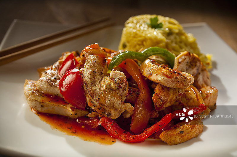 加勒比海炖鸡饭特写，白色盘子图片素材