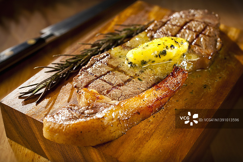 木板上的烤西冷牛排特写图片素材