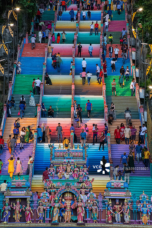 吉隆坡黑风洞顶部的彩色台阶图片素材