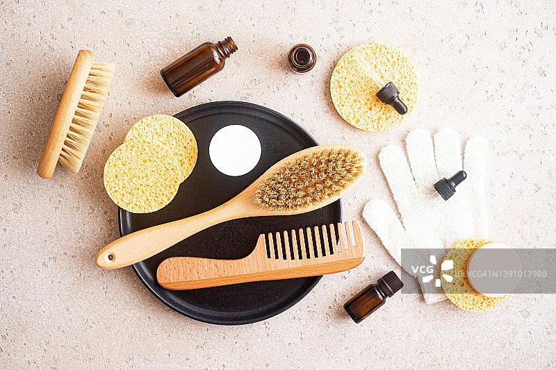 混凝土背景上的环保身体护理必需品套装：居家水疗，零浪费理念图片素材