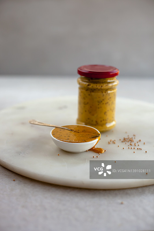 玻璃罐和碗里的英式芥末酱图片素材