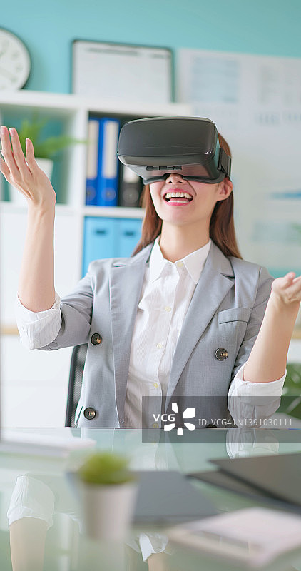 使用VR设备的商务女性图片素材