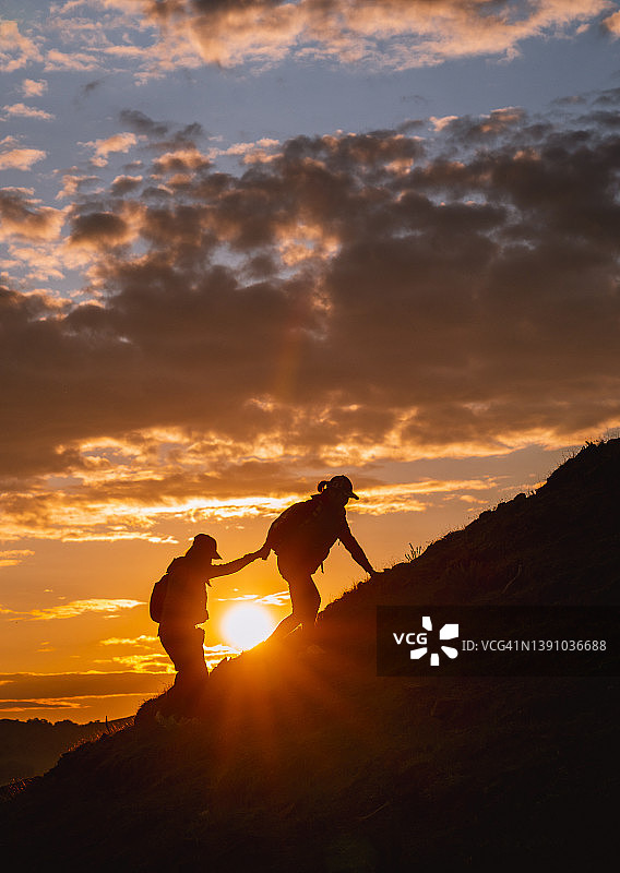 日落时分两名无法辨认的徒步旅行者图片素材