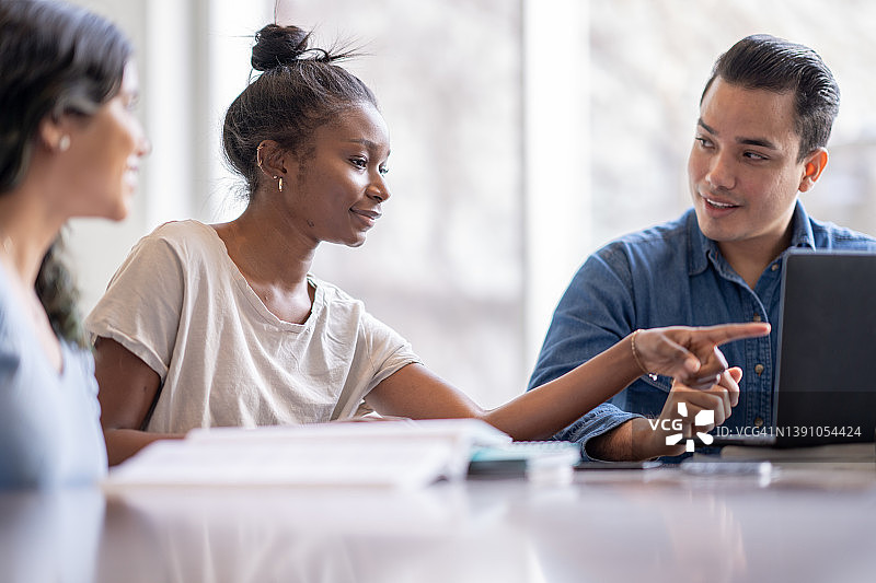 正在工作的男大学生图片素材