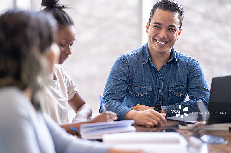 正在工作的男大学生图片素材