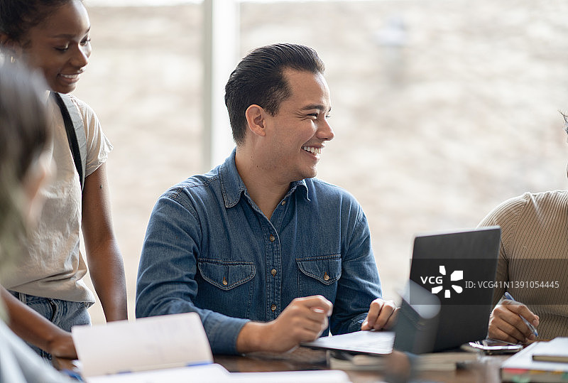 正在工作的男大学生图片素材
