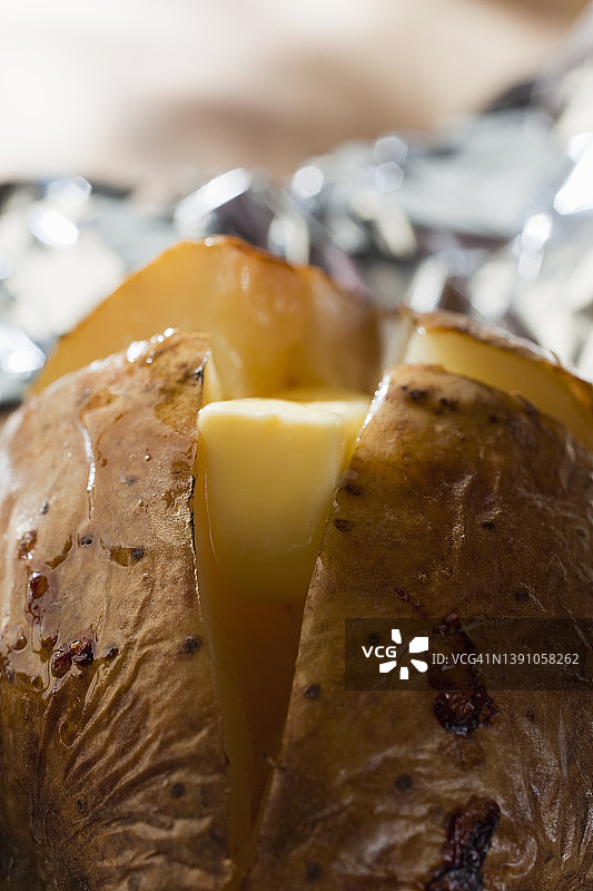 烤土豆与黄油特写图片素材