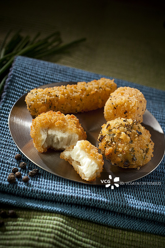 银盘上炸奶酪块特写图片素材