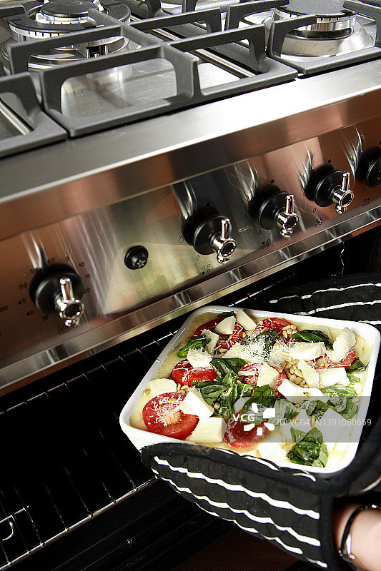 准备放入烤箱的意面图片素材