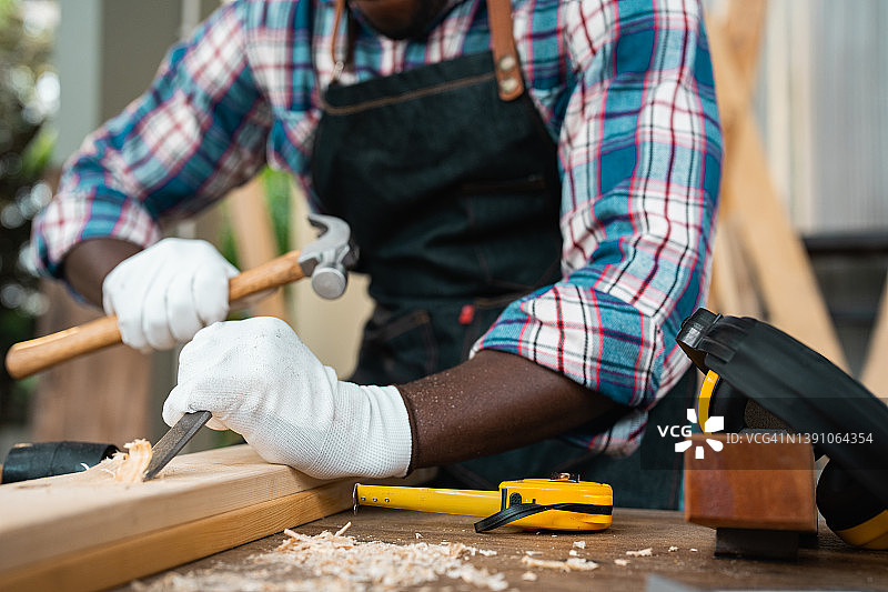工厂里的木匠男人绘制和测量木制品图片素材