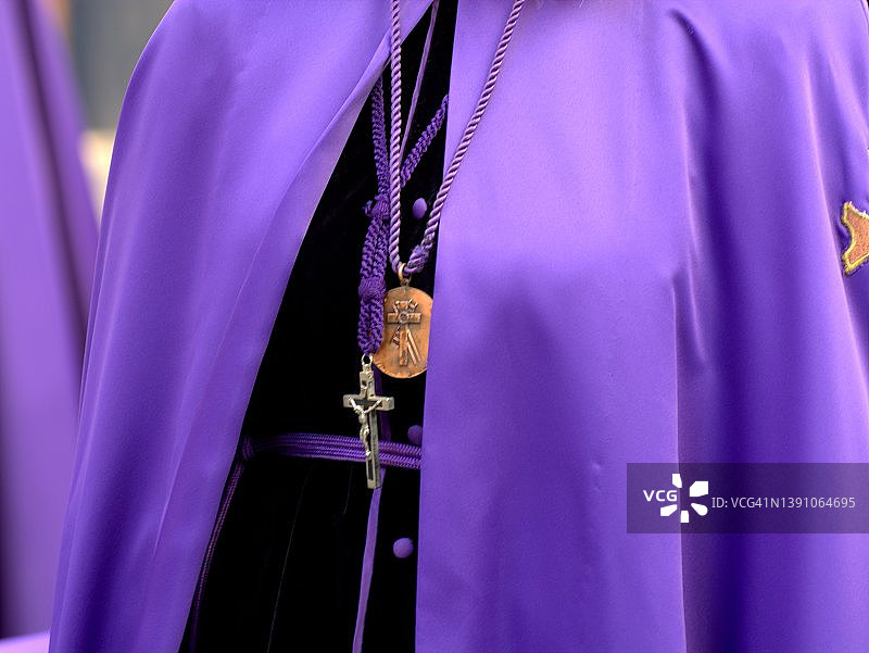 圣周穿紫色衣服的人们图片素材