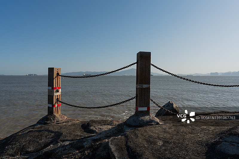 阳光下海岸边的栏杆图片素材