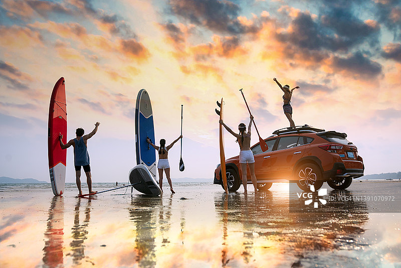 露营车旅行，朋友们享受着海边的露营之旅图片素材