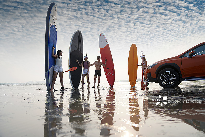 露营车旅行，朋友们享受着海边的露营之旅图片素材