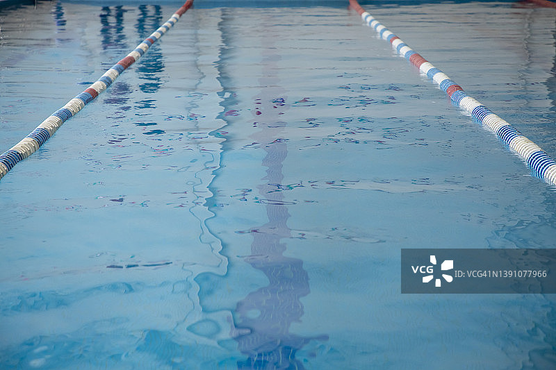 带泳道的泳池图片素材