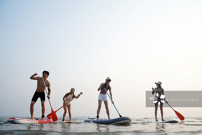 亚洲冲浪者在玩浆板运动图片素材