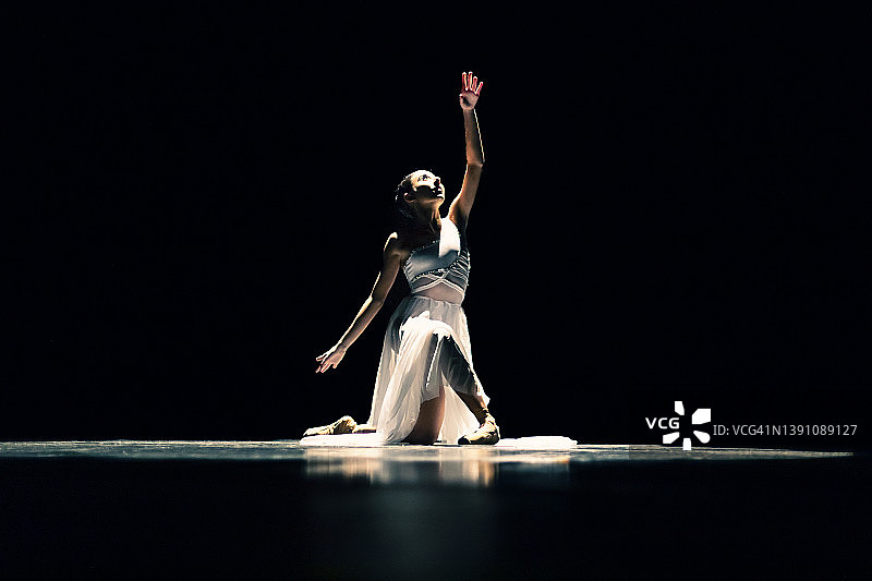 在舞台上跳新古典主义芭蕾舞的少女图片素材