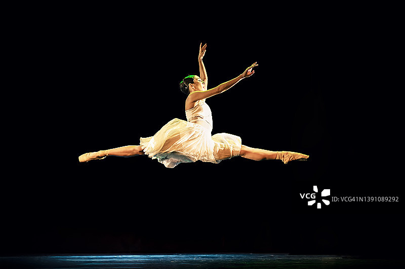 在舞台上跳新古典主义芭蕾舞的少女图片素材