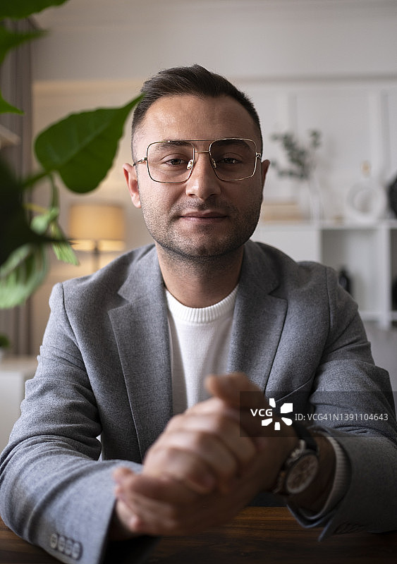 办公桌前快乐的男商人图片素材