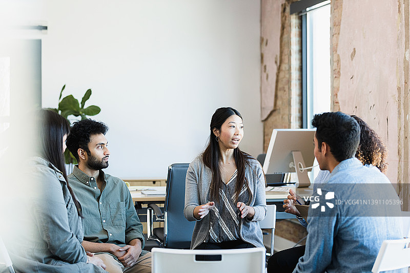 集思广益的创意专业人士图片素材