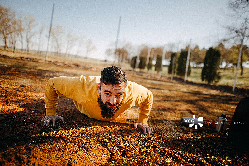 运动员做平板支撑图片素材