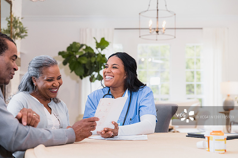 护士解答患者丈夫的疑问图片素材