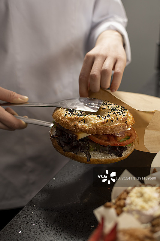 为顾客准备午餐的女人图片素材