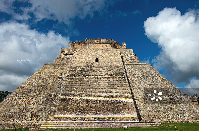 墨西哥尤卡坦乌斯马尔的魔法师神庙/金字塔图片素材