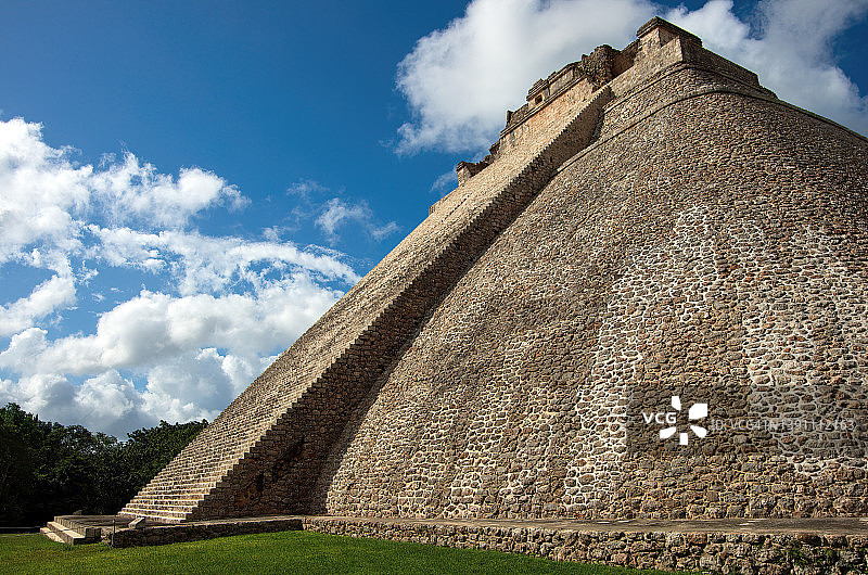 墨西哥尤卡坦乌斯马尔的魔法师神庙/金字塔图片素材
