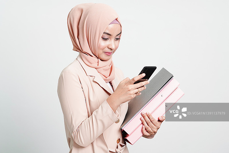 使用手机的穆斯林女孩图片素材
