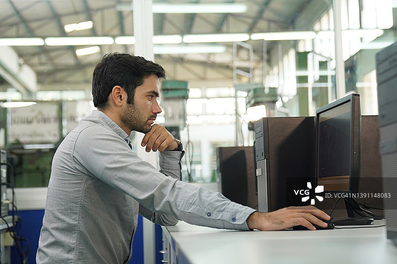 科技工程师在工作室办公室使用台式电脑工作图片素材