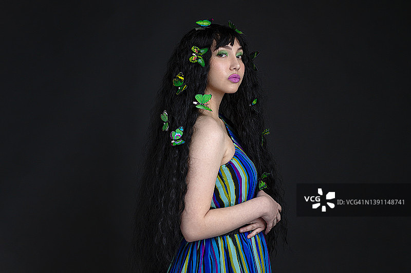 深色背景下的美丽女人图片素材