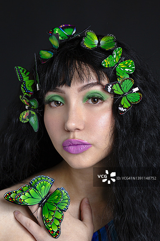 深色背景下的美丽女人图片素材