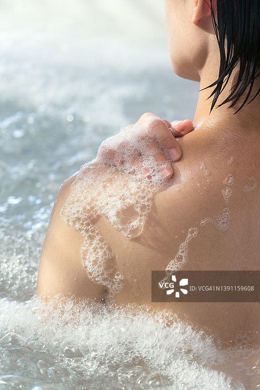 在浴缸里淋浴放松的女人图片素材