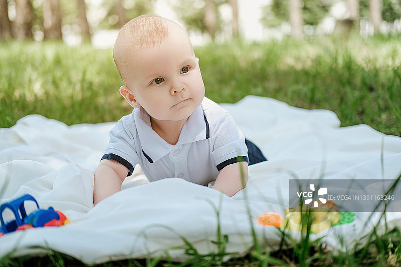 观察周围环境的男婴图片素材