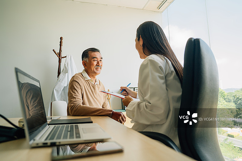 与医生预约体检的年长男性患者图片素材