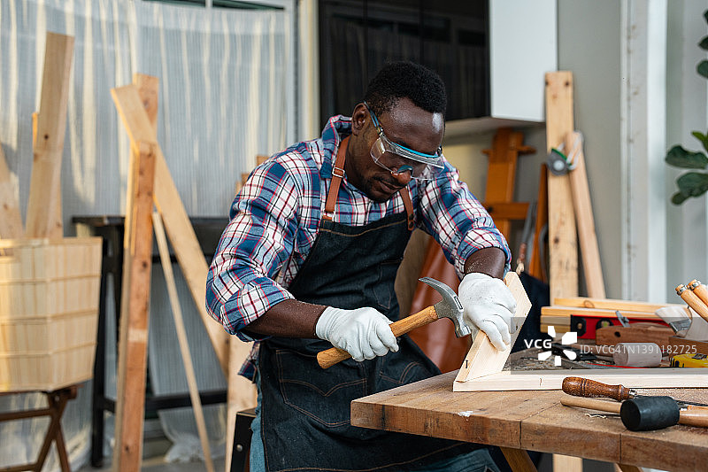 木匠用锤子钉钉子图片素材